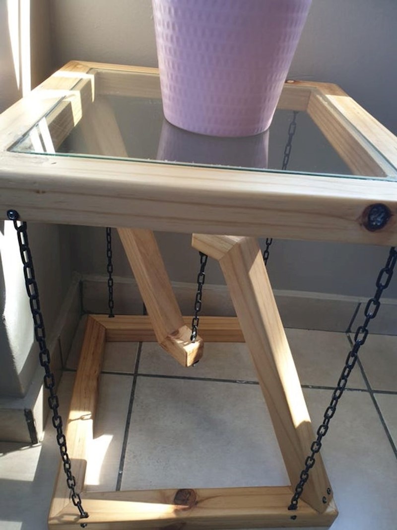 2. "Ledbeći stol koji je moj tata napravio."