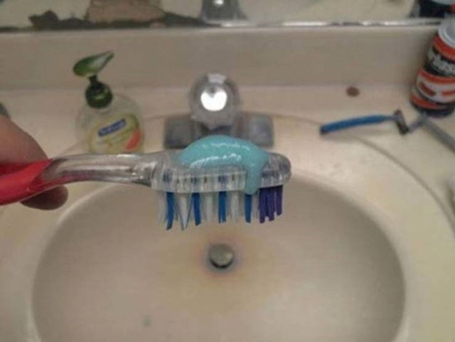 9. Neobična metoda nanošenja paste za zube na četkicu