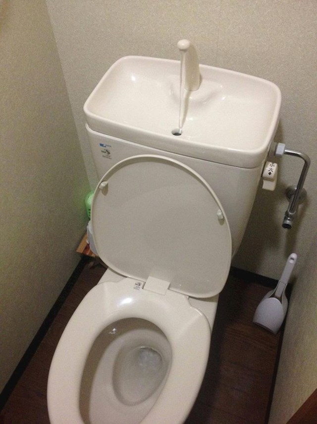 17. Wc u hotelskoj sobi u Tokiju