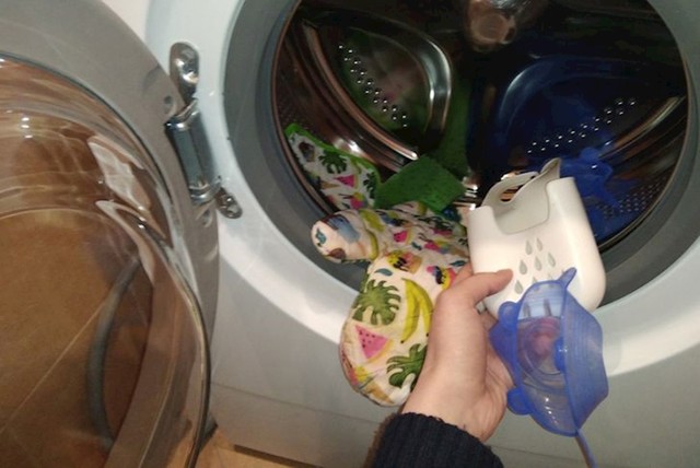 2. Ako nemate perilicu za suđe, možete plastično suđe bez problema ubaciti u perilicu rublja. Obavezno ubaciti i neku tkaninu.
