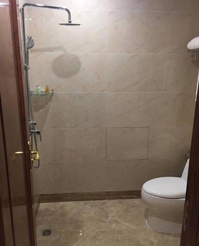 7. U kineskim kupaonicama obično nema kade ili tuša. Samo odvod na pločicama, pa je sasvim normalno da vam je pod uvijek mokar.