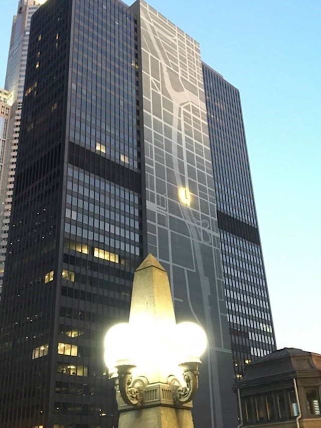 Zgrada u Chicagu na sebi ima mapu okolnog područja sa označenom lokacijom.