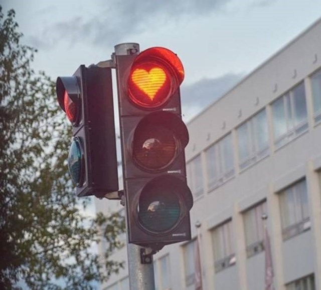 10. U gradu Akureyri svjetla na semaforu su u obliku srca.