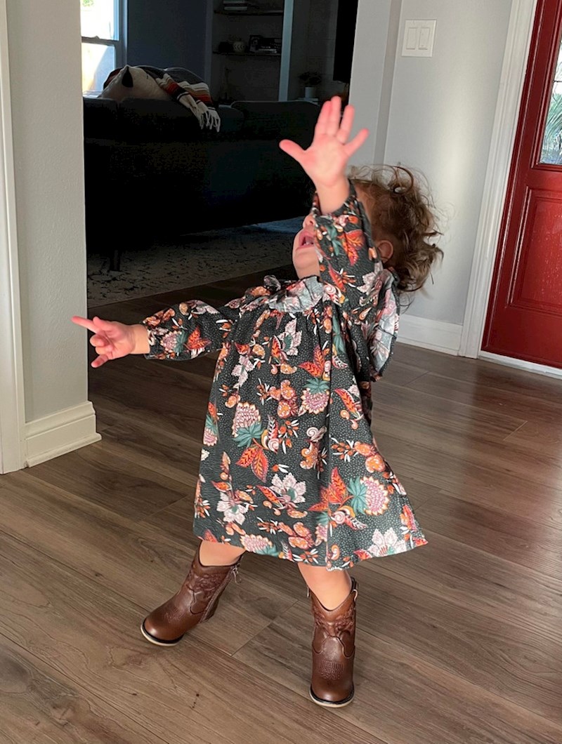 7. Mama joj je nabavila prve čizme. Ne snalazi se baš najbolje.