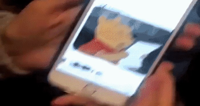 Ovako reagira apsolutno svaka mama kad joj pokazujete nešto na mobitelu