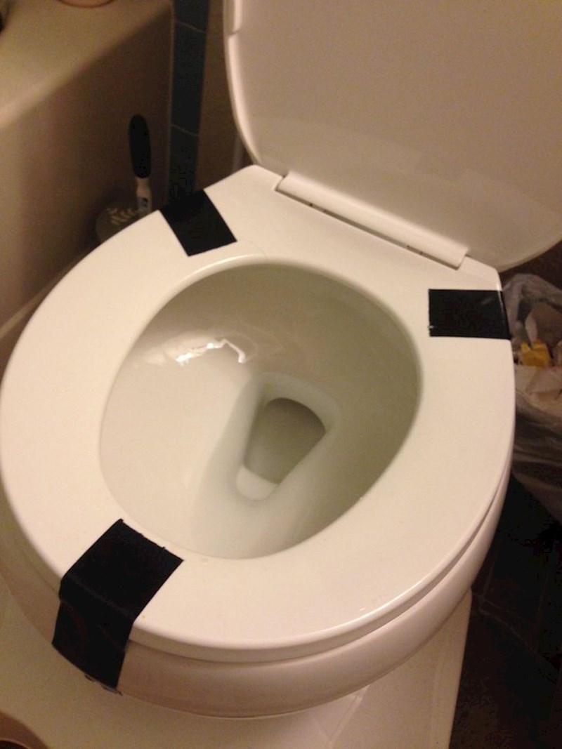 1. Kako da kažeš da si bio na tulumu u stanu u kojem žive 3 cure bez da to kažeš