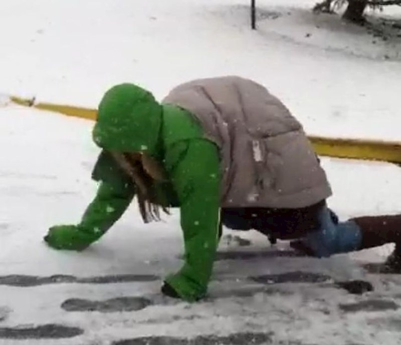 8. Ova je djevojka iz nekog razloga puzala po snijegu i vikala da je ona kornjača