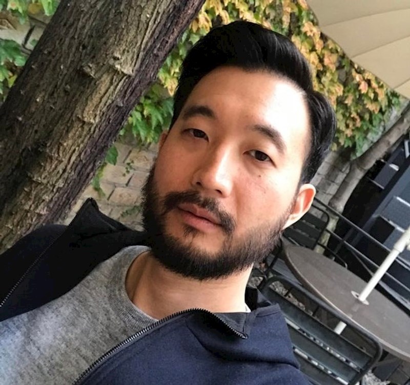 10. Živi u zemlji u kojoj nitko ne pušta bradu. Poznanici ga često znaju pitati: "Jesi li dobro?"