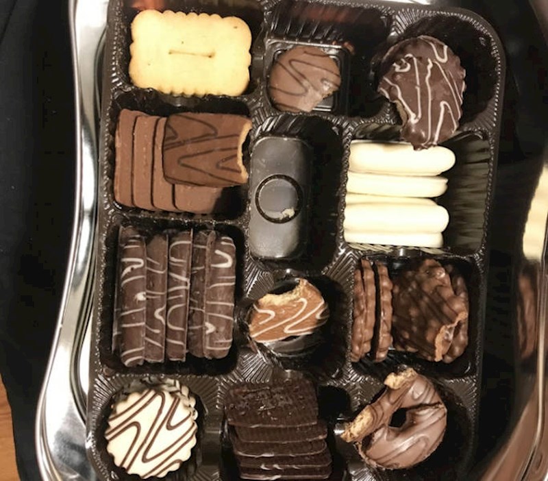 "Moj tata ima naviku odgristi malo od svakog kolačića i onda ga vratiti nazad u kutiju."