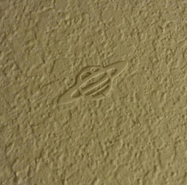 7. "Pronašao sam Saturn na zidu stana koji rentam."