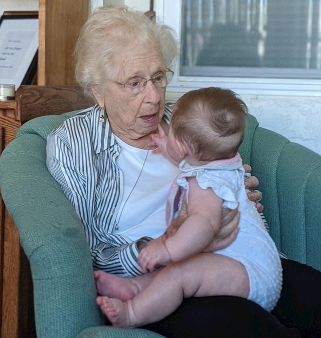 6. "Reakcija moje 96-godišnje bake kad je prvi put ugledala svoju praunuku!"