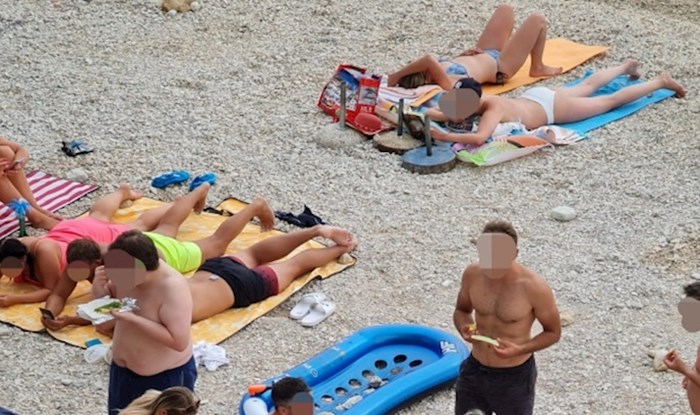 Fotka s plaže u Baškoj Vodi podijelila je ekipu s Fejsa; jedni ne vide problem, a drugi su zgroženi