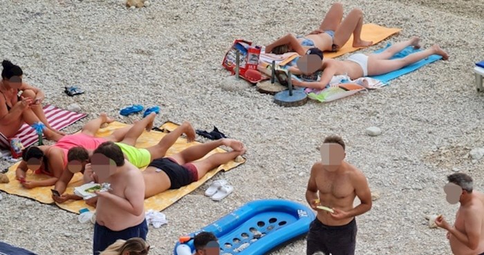 Fotka s plaže u Baškoj Vodi podijelila je ekipu s Fejsa; jedni ne vide problem, a drugi su zgroženi