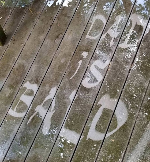 11. "Moja kći bila je u kazni i natjerao sam ju da čisti trijem sa mnom. Otišao sam na wc, a kad sam se vratio dočekalo ma ovo. Pogodite kome se kazna produžila..."
