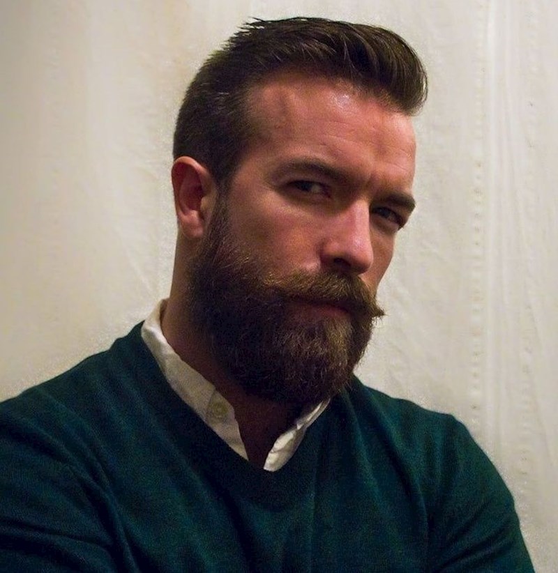 3. Zbog brade izgleda kao kombinacija Arnolda Schwarzeneggera i Bena Afflecka