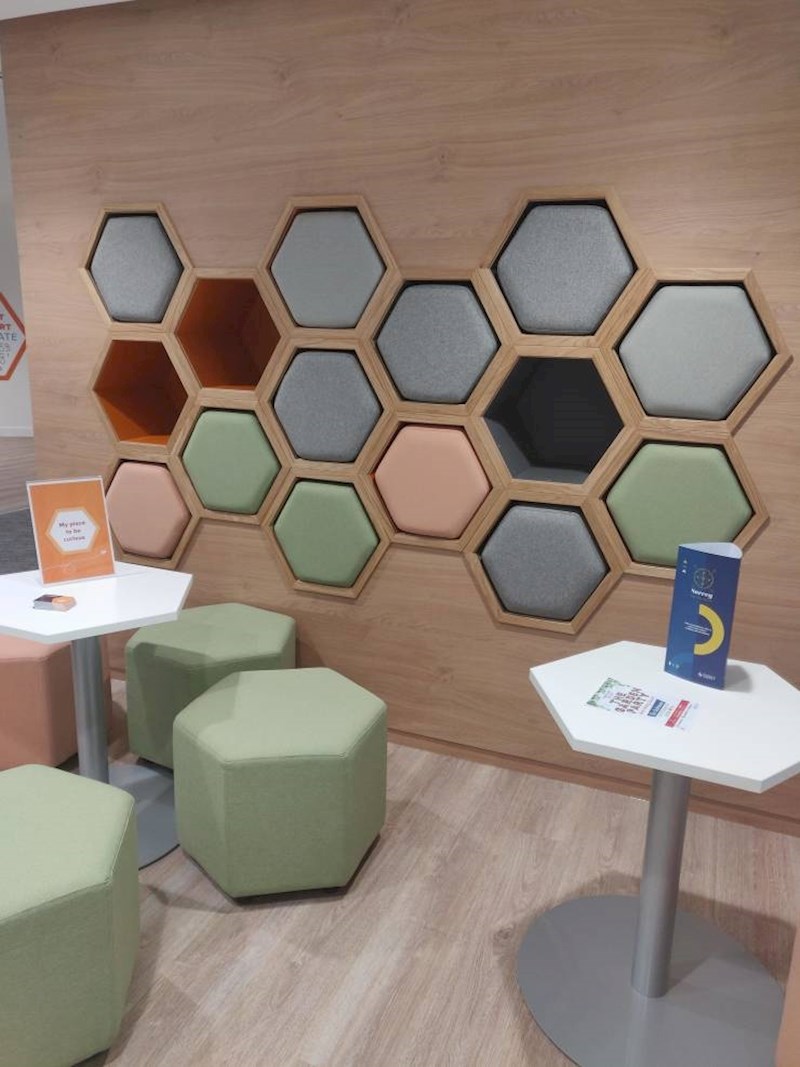 19. U ovoj knjižnici možete izvući sjedalicu iz zida