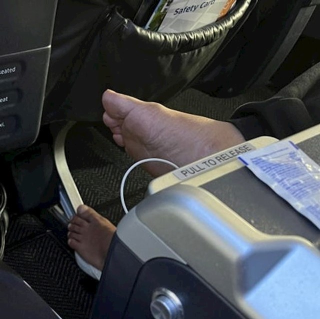 10. Putnik u avionu se raskomotio i baš ga briga za sve ostale