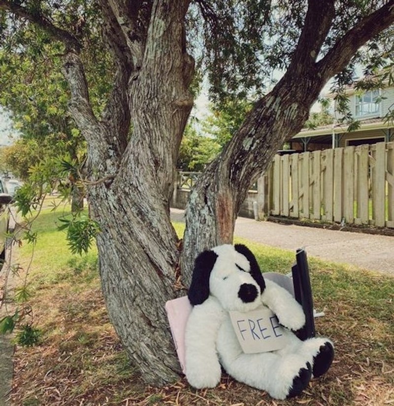 4. Ljudi često ostavljaju svoje stvari na ulici, uz natpis "besplatno".