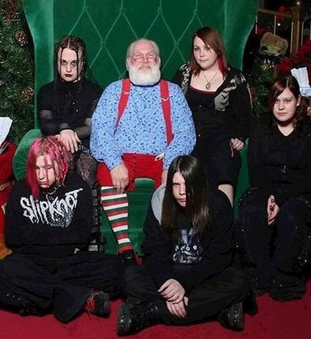 20. Djedica na neku foru jedini izgleda normalno