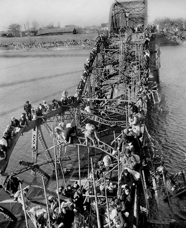 5. Izbjeglice prelaze preko oštećenog mosta u Koreji, 1951.