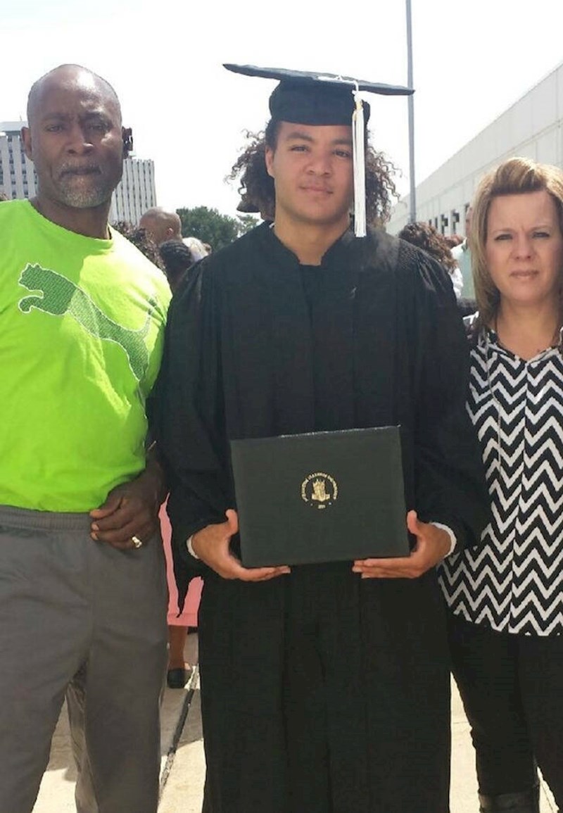 1. "Nakon 15 godina moji roditelji su konačno na istom mjestu u isto vrijeme."