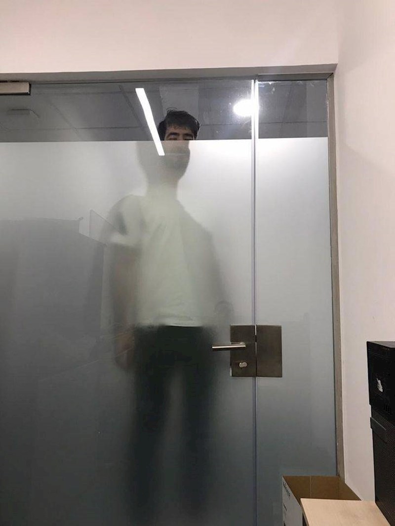 3. Njemu ništa što se dogodi u uredu ne može promaknuti!