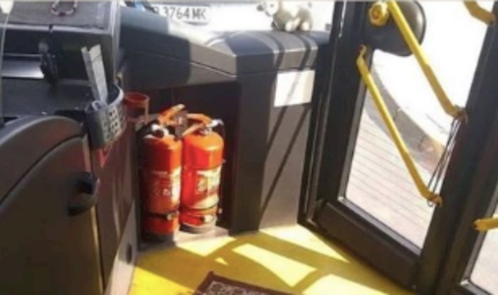 Netko je u jednom autobusu snimio čudan ukras, odmah ćete vidjeti zašto je fotka hit
