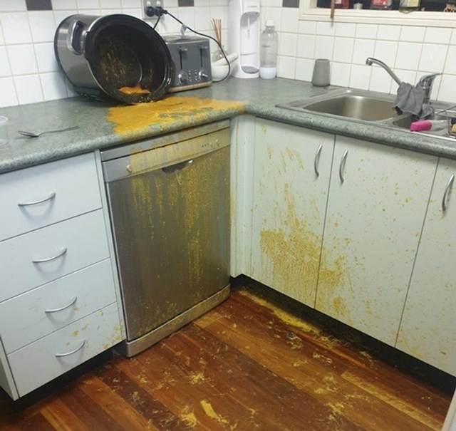 3. Pas mu je pojeo večeru i usput napravio kaos od kuhinje