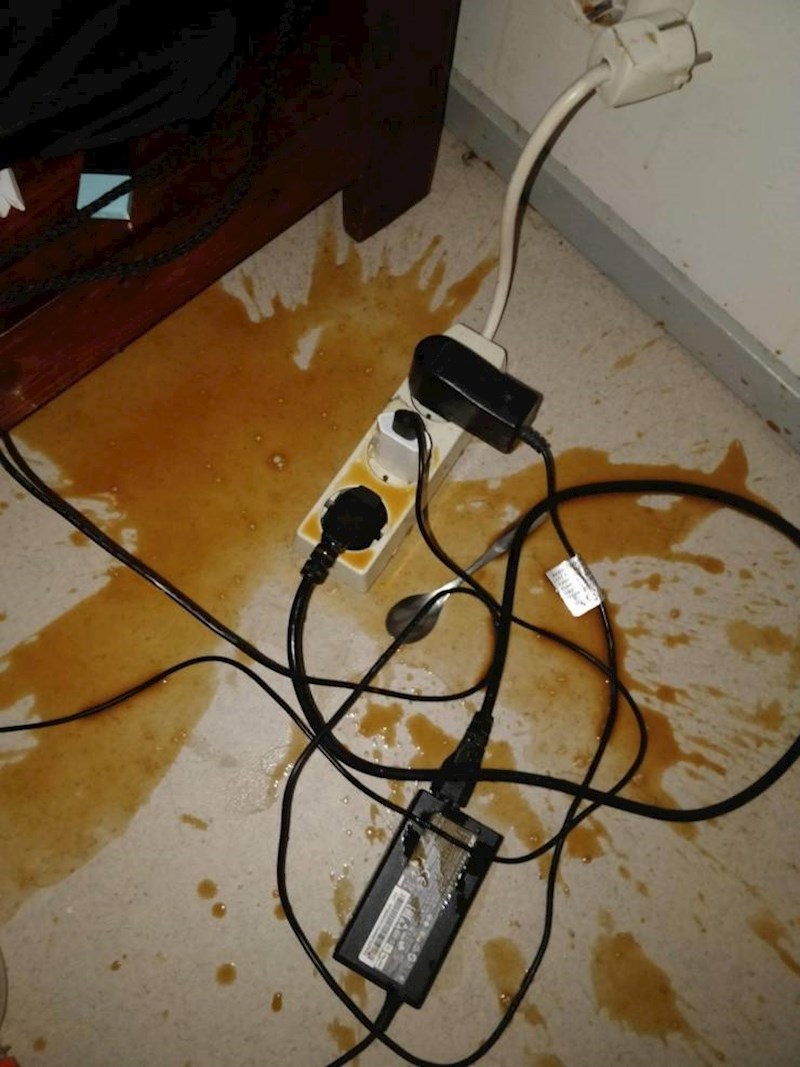 14. Najgore moguće mjesto za proliti kavu...😩