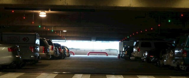 12. Svjetla u ovoj garaži vam pokazuju koja su parkirna mjesta slobodna