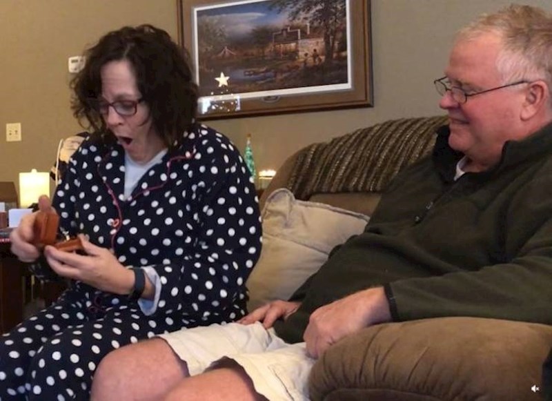 9. Moja mama izgubila je dijamant na prstenu tijekom prvih godina braka i većinom uopće nije nosila prsten. Danas je dobila iznenađenje od tate!