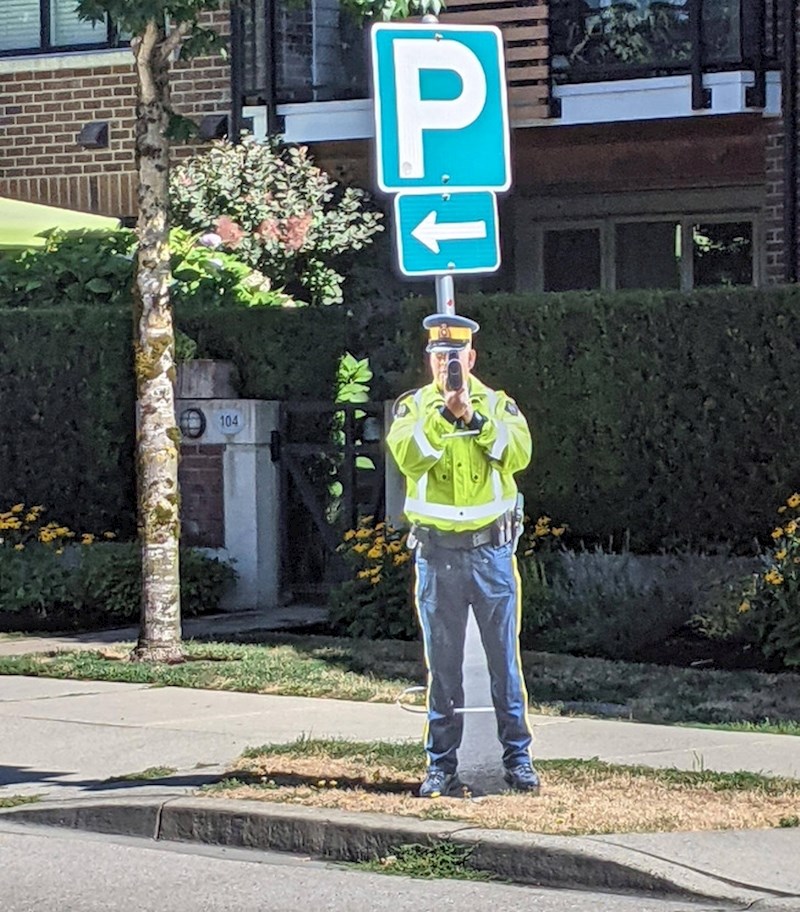 8. "Danas sam prošla pokraj ovog kartonskog policajca."