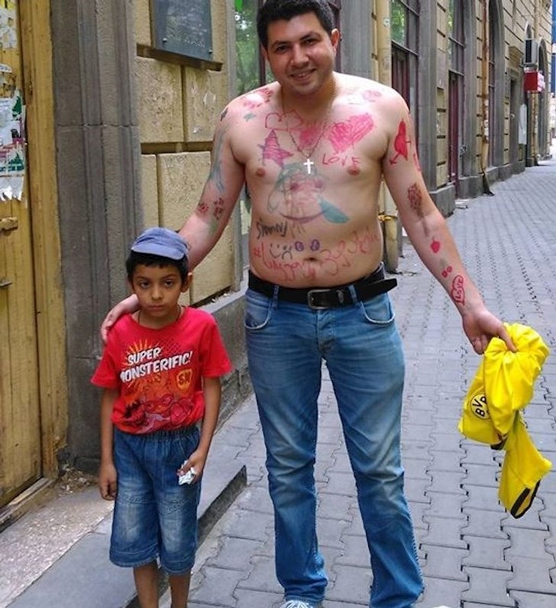 Igranje s malim beskućnikom.