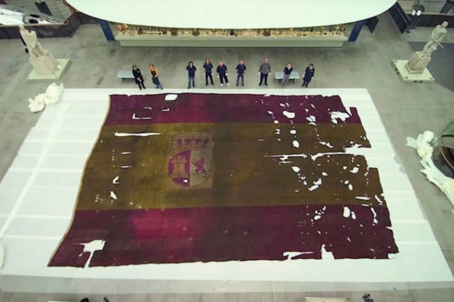 4. Španjolska zastava s broda iz 19. stoljeća u usporedbi s ljudima kojim su ju pronašli