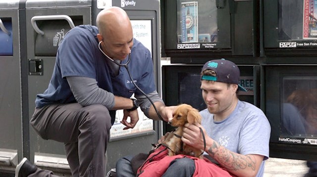 Simpatični veterinar mekog srca besplatno liječi ljubimce beskućnika.