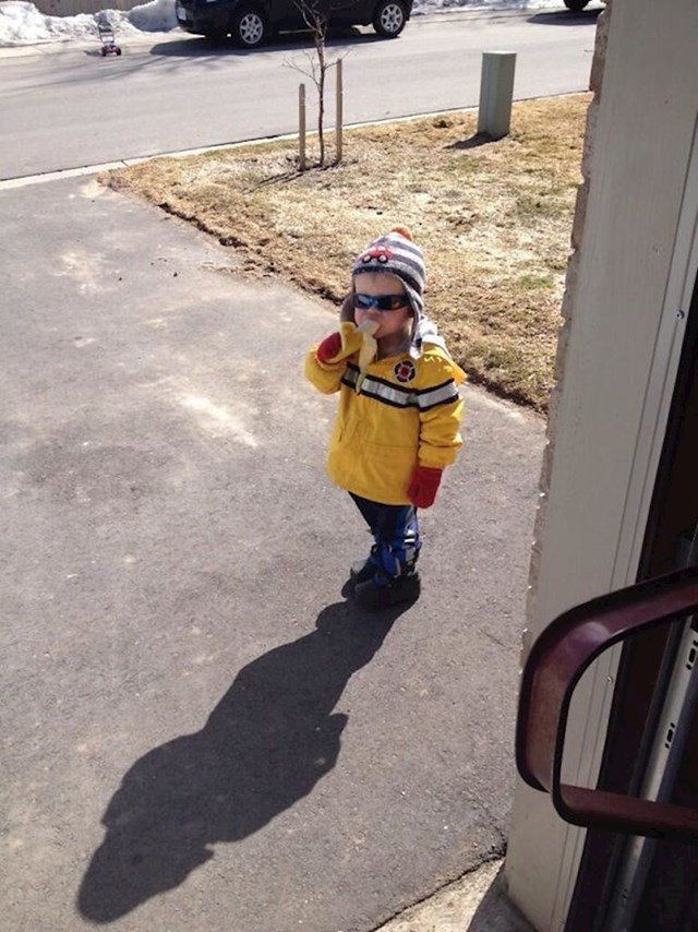3. Ovo je moj susjed Carter koji mi je pozvonio na vrata, pitao me mogu li mu dati bananu i otišao.
