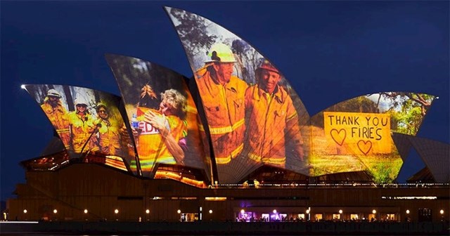 13. Sidnejska Opera svijetli u čast hrabrim vatrogascima. Hvala vam!