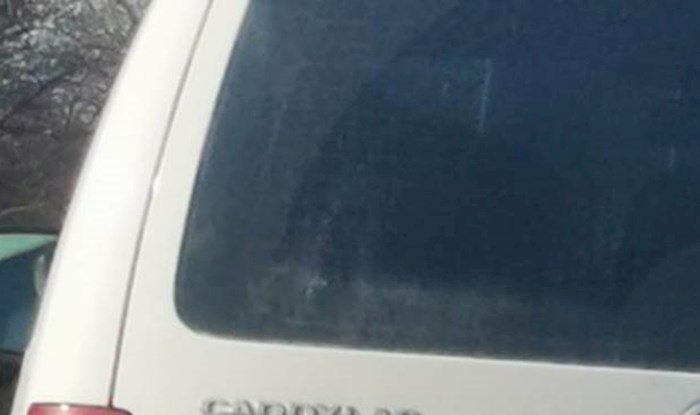 Netko je na svojem autu preuredio oznaku s imenom modela, morate vidjeti ovaj hit