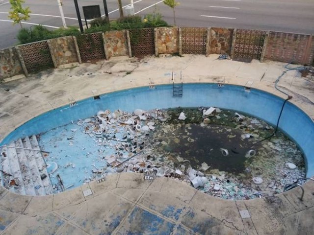 1. Ovo je bazen u hotelu u kojem smo odsjeli. I da, to su wc školjke.