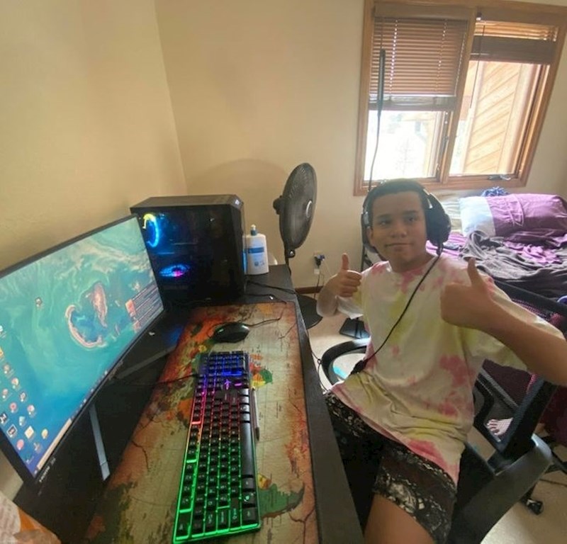 "Moj brat uštedio je 900 dolara i kupio si kompjuter za igranje igrica koji je želio."