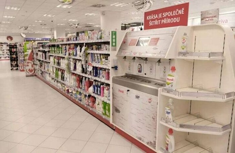 #10 Neki supermarketi u Poljskoj imaju dio u kojem kupci mogu napuniti svoje stare šampone i kupke, kako ne bi morali kupovati nove ambalaže.