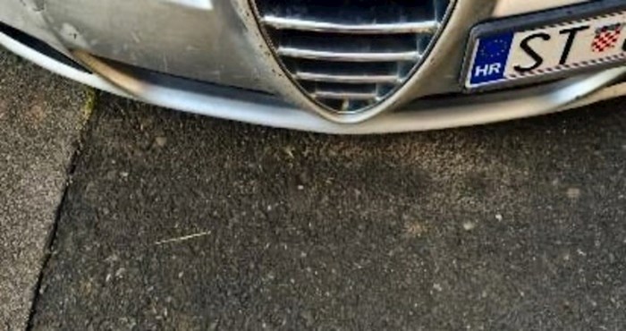 Vlasniku Alfe iz Splita ispala je oznaka s auta, morate vidjeti kako je riješio taj problem