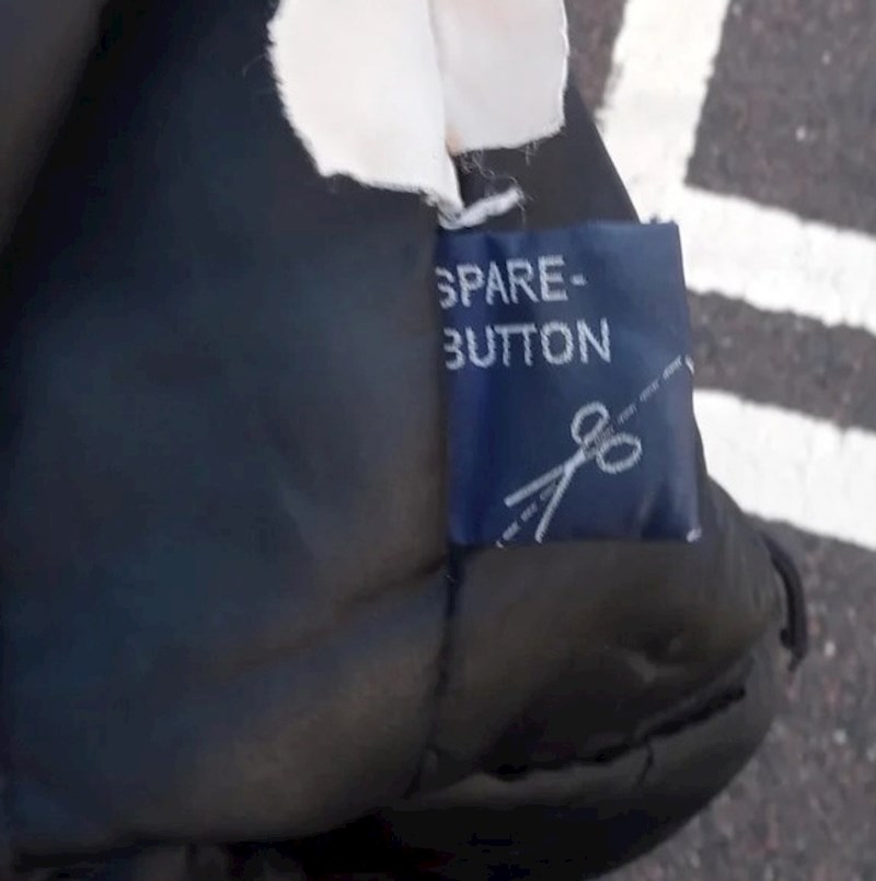 6. Moja jakna ima rezervni gumb u posebnom zašivenom džepiću