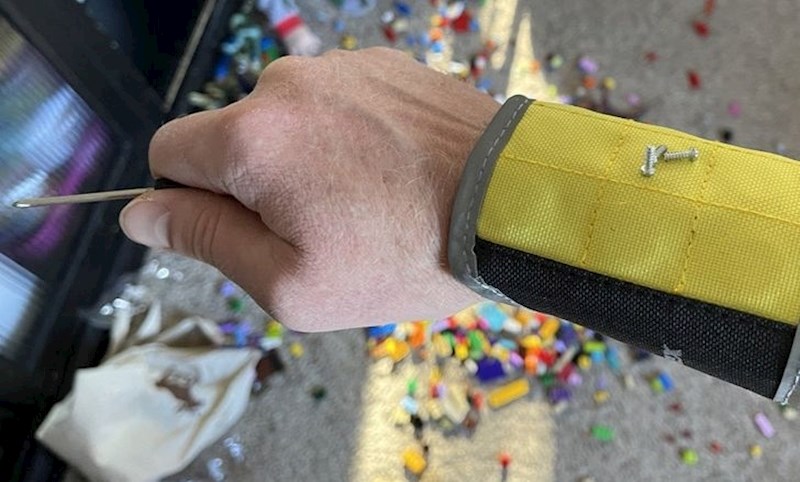 12. Žena mu je kupila magnetsku narukvicu da ne gubi alat kad nešto popravlja.