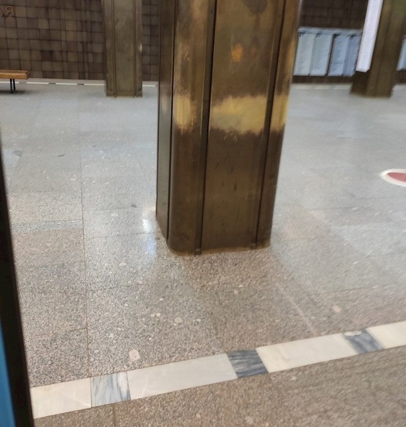 6. Možete saznati prosječnu visinu putnika u podzemnoj željeznici ako pogledate ovaj zid koji je izlizan od njihovih guza. :)