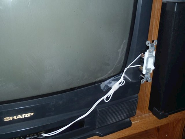 11. "Tipke na televizoru su se pokvarile. Evo kako je moj tata riješio problem."