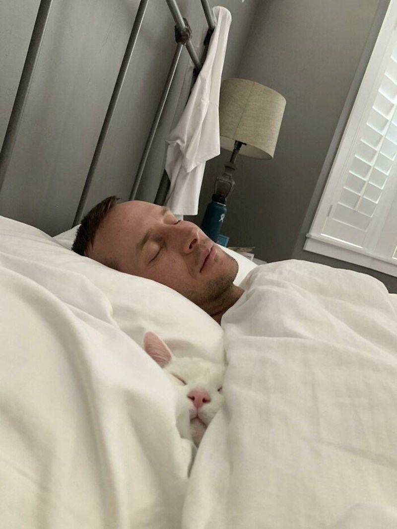 2. Uvijek spava ušuškana u krevetu