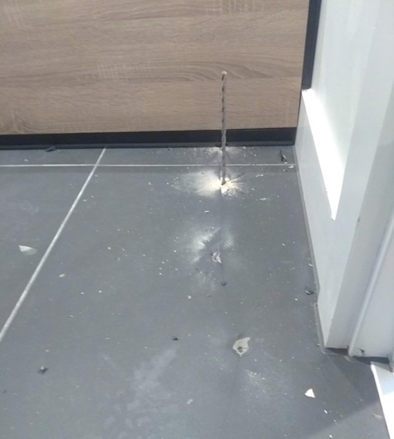 13. "Susjed nije mogao koristiti dužu bušilicu..."