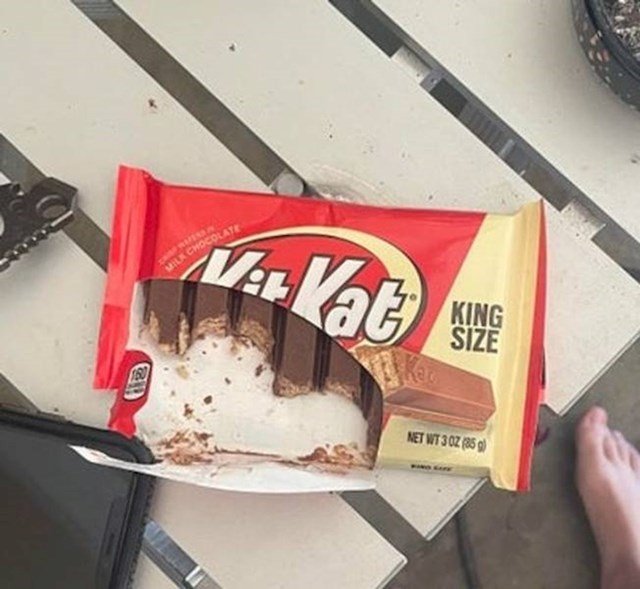 5. "Ovako moja sestra jede čokoladu"