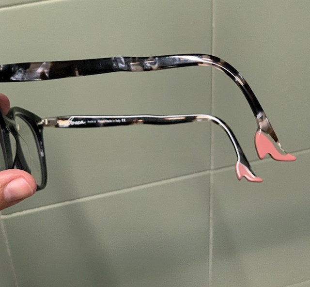 4. "Moja prijateljica nabavila je naočale s jako zanimljivim detaljima."😂